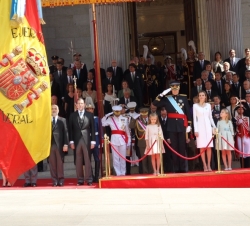 La Familia Real al paso de la Enseña Nacional durante el desfile